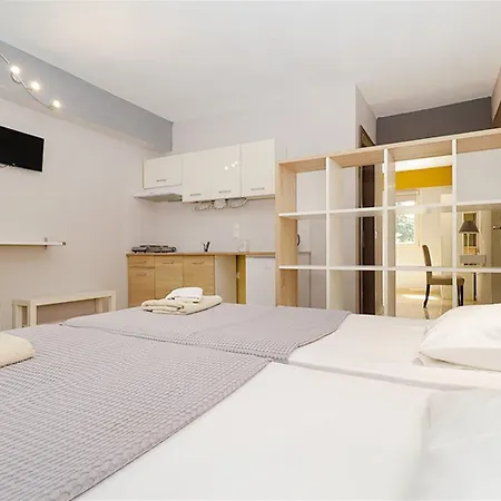 Er.zo Summer Studios Aparthotel 3*